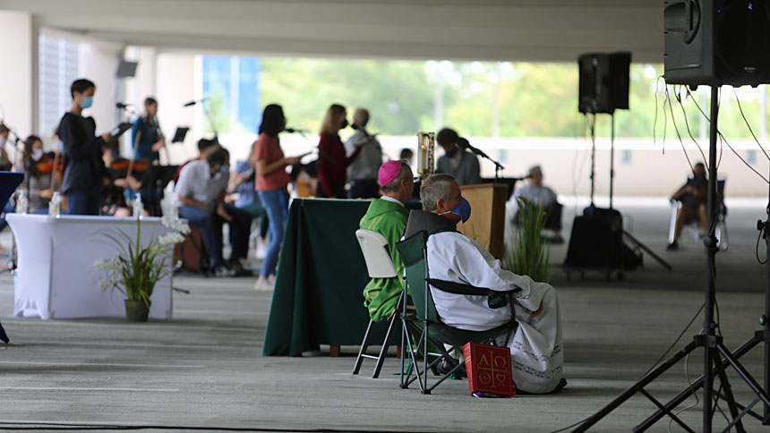 Duke Catholic Center holds outdoor Mass