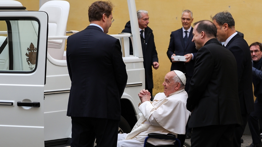 Pope Francis receives new all-electric popemobile