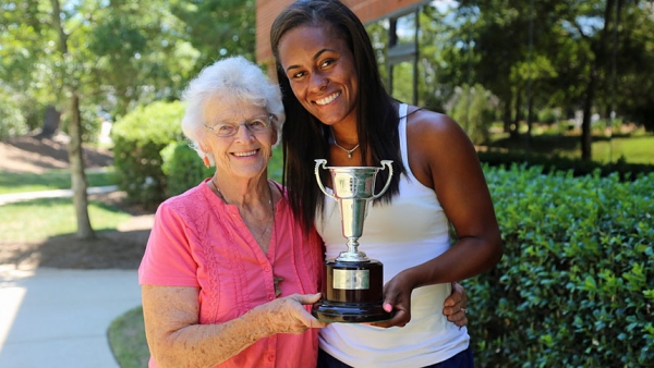 It’s in the bag: Wimbledon champ carries gift from confirmation sponsor to each match