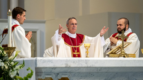 Bishop Luis Rafael Zarama at Mass