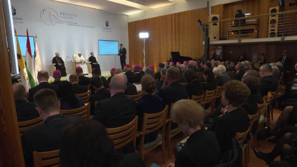 Pope Francis warns Hungarian university students of danger of idolizing technology